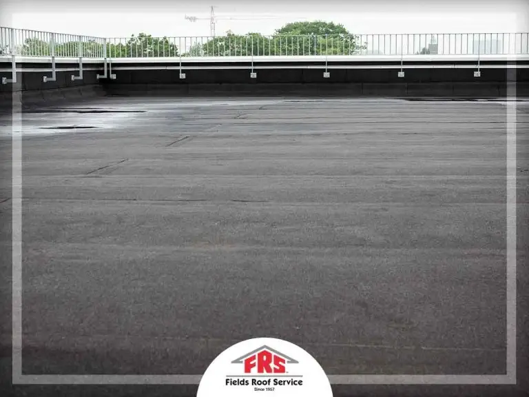 Flat commercial roofing surface with drainage